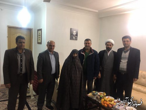 دیدار شبانه فرماندار و جمعی از مسئولین شهرستان آزادشهر از مادر شهید حسینی در شهر نوده خاندوز