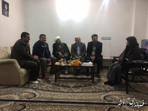 دیدار شبانه فرماندار و جمعی از مسئولین شهرستان آزادشهر از مادر شهید حسینی در شهر نوده خاندوز