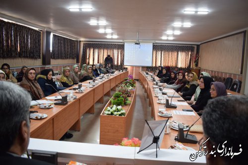 کارگاه آموزشی توانمندسازی زنان برای کارآفرینی از طریق ارتباطات و فناوری اطلاعات و خانواده و فضای مجازی در شهرستان ترکمن