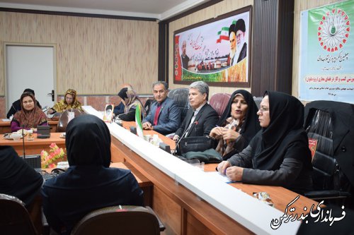کارگاه آموزشی توانمندسازی زنان برای کارآفرینی از طریق ارتباطات و فناوری اطلاعات و خانواده و فضای مجازی در شهرستان ترکمن