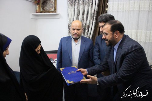 دیدار معاون رییس جمهوری با خانواده شهیدان محمدمهدی و علی اکبر مازنی در نوکنده