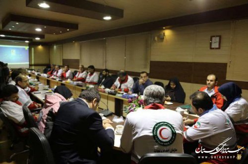 جوانان هلال احمر در کنار آسیب دیدگان از سیل می مانند