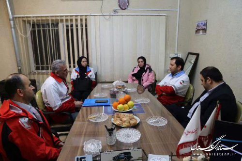 جوانان هلال احمر در کنار آسیب دیدگان از سیل می مانند