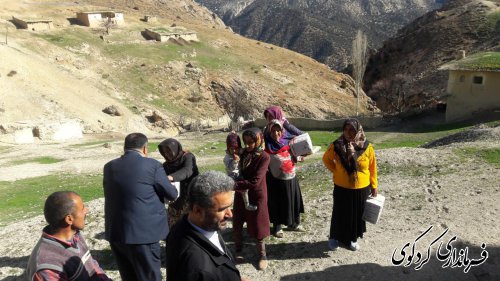 ۱۰۰ بسته مواد غذایی و امدادی بین آسیب دیدگان روستاهای مناطق کوهپایه ای توزیع شد