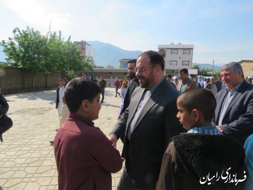 مشکلات با همکاری، همدلی وهمراهی که در استان وکشور بین مردم ومسئولین وجود دارد حل خواهد شد