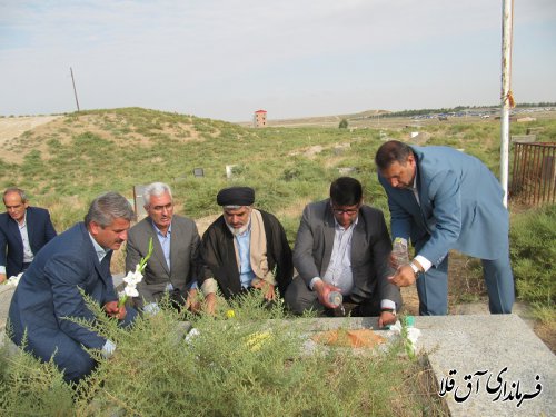 گلزار شهدای شهر آق قلا به مناسبت گرامیداشت هفته دولت،غبارروبی و عطرافشانی شد