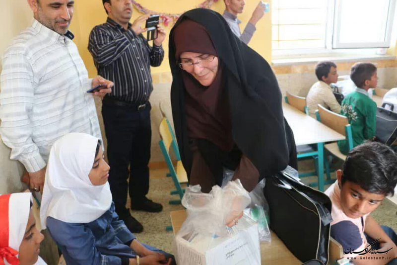 اهدای ۸۰۰۰ بسته لوازم التحریر به دانش آموزان مناطق محروم