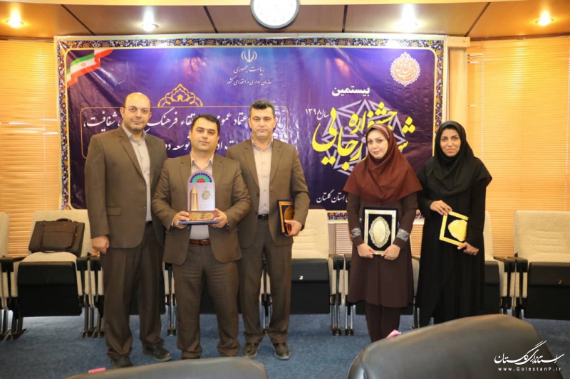 استاندارد در پله اول گلستان ایستاد
