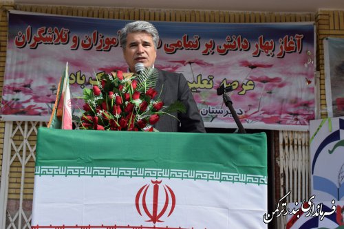 مراسم متمرکز  بازگشایی مدارس و هفته دفاع مقدس در شهرستان ترکمن برگزار شد