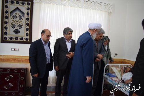 دیدار فرماندار ترکمن و مدیرکل سیاسی استانداری با خانواده شهید و جانباز دفاع مقدس