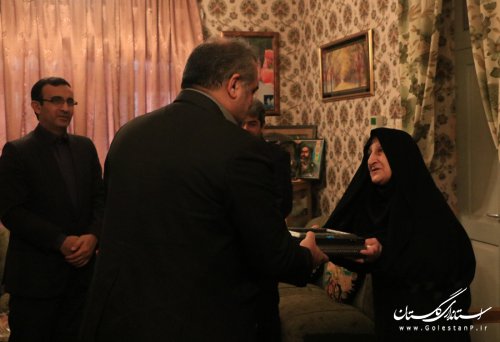 دیدار مدیرکل امور اتباع و مهاجرین خارجی استانداری با خانواده شهید حجت الله سیفی