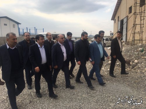 بازدید معاون اقتصادی استاندار و جمعی از مدیران کل استانی از 3 واحد صنعتی در آزادشهر