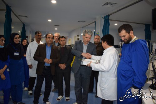 تجلیل فرماندار از پرستاران در بیمارستان امام خمینی (ره ) بندرترکمن