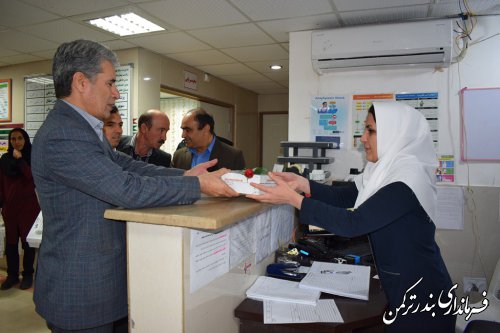 تجلیل فرماندار از پرستاران در بیمارستان امام خمینی (ره ) بندرترکمن