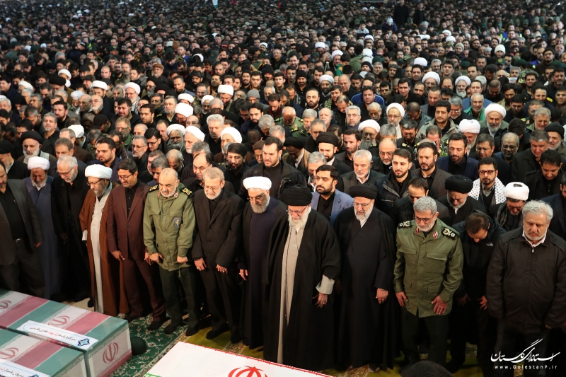 رهبر انقلاب بر پیکر شهیدسلیمانی و یاران مجاهد او اقامه نماز کردند