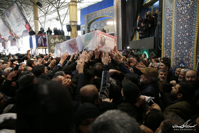 رهبر انقلاب بر پیکر شهیدسلیمانی و یاران مجاهد او اقامه نماز کردند