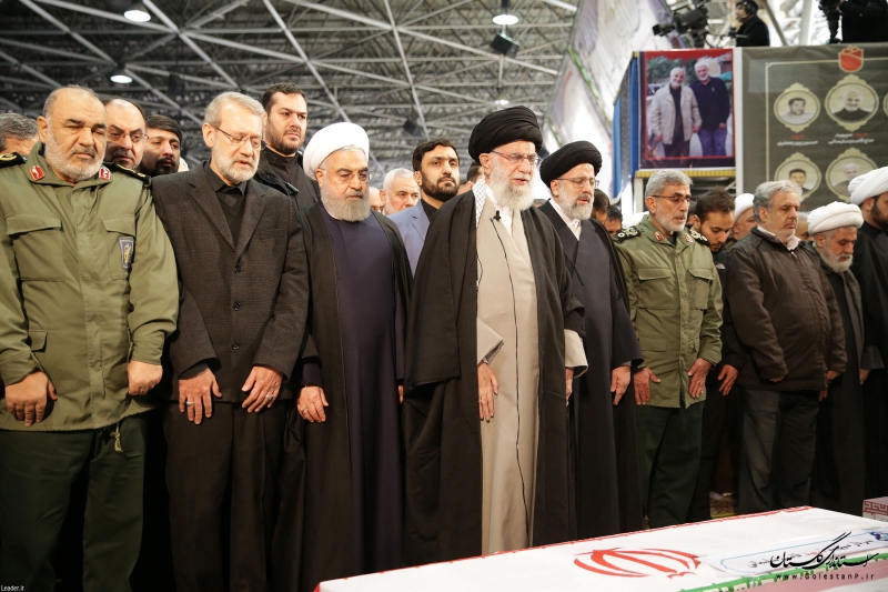رهبر انقلاب بر پیکر شهیدسلیمانی و یاران مجاهد او اقامه نماز کردند