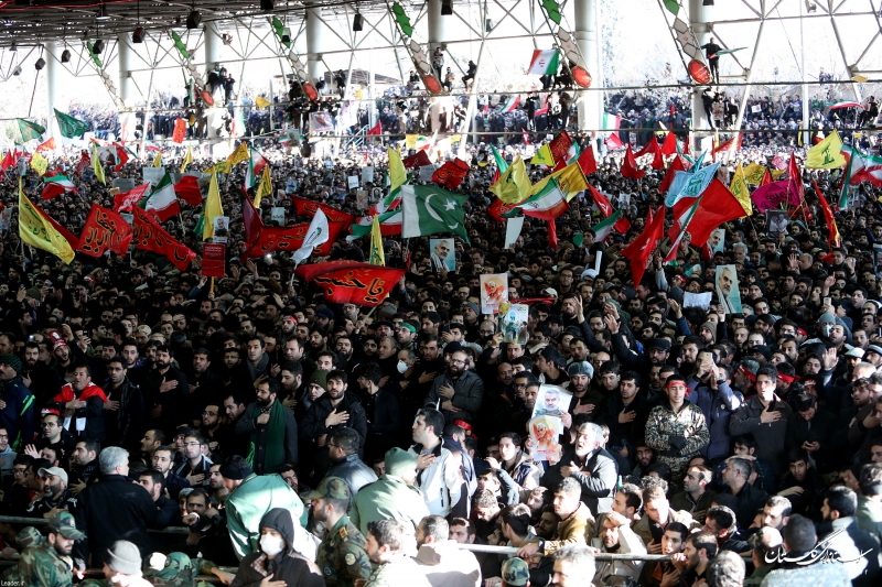 رهبر انقلاب بر پیکر شهیدسلیمانی و یاران مجاهد او اقامه نماز کردند