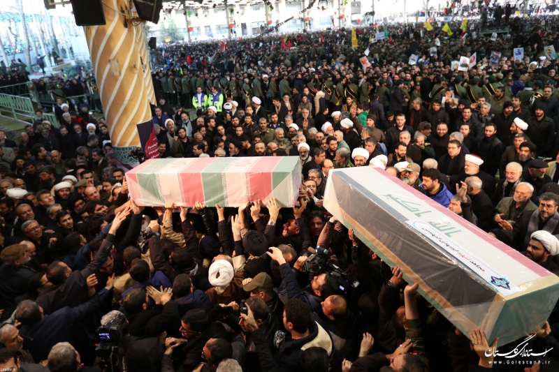 رهبر انقلاب بر پیکر شهیدسلیمانی و یاران مجاهد او اقامه نماز کردند