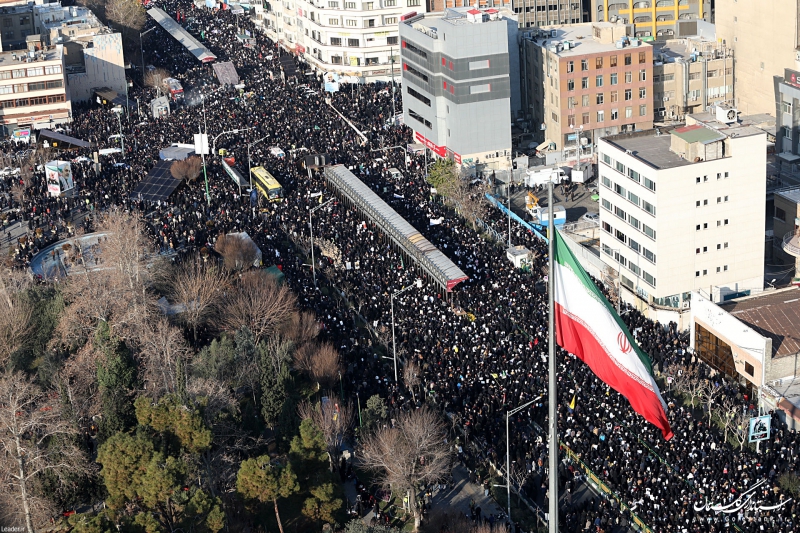 رهبر انقلاب بر پیکر شهیدسلیمانی و یاران مجاهد او اقامه نماز کردند