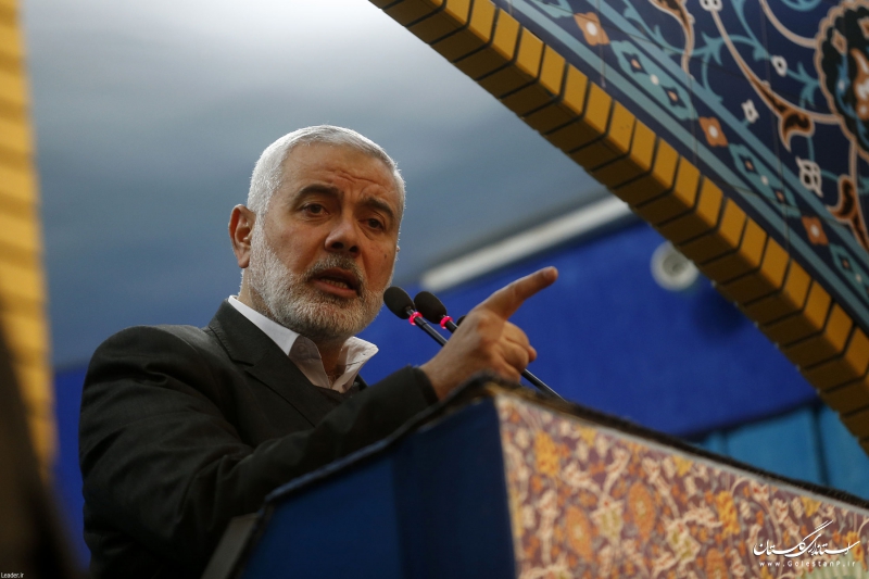 رهبر انقلاب بر پیکر شهیدسلیمانی و یاران مجاهد او اقامه نماز کردند