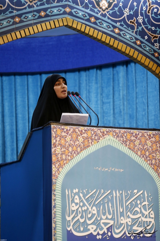 رهبر انقلاب بر پیکر شهیدسلیمانی و یاران مجاهد او اقامه نماز کردند