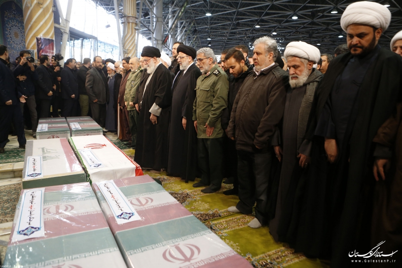 رهبر انقلاب بر پیکر شهیدسلیمانی و یاران مجاهد او اقامه نماز کردند