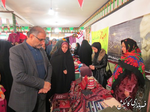 بازدید فرماندار گالیکش و مدیرکل بانوان استانداری از نمایشگاه صنایع دستی بانوان