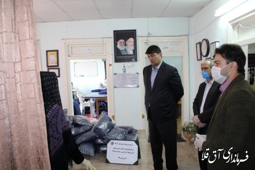 فرماندار و رئیس ستاد مقابله با کرونا از واحد تولیدی لباس گان شهر آق قلا بازدید بعمل آورد
