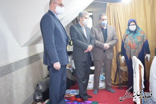 بازدید فرماندار شهرستان بندرترکمن از کارگاه تولید ماسک در آموزشگاه آزاد فراسو