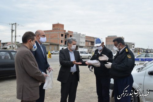 بازدید فرماندار شهرستان بندرترکمن از کارگاه تولید ماسک در آموزشگاه آزاد فراسو