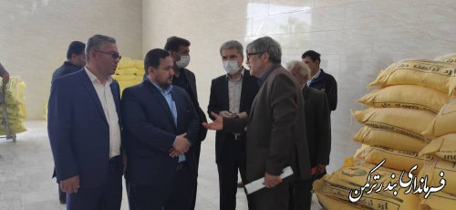بازدید فرماندار شهرستان بندرترکمن از مراکز خرید کلزا و گندم در شهرستان