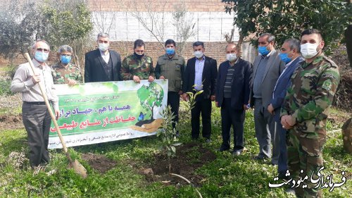 غرس نهال توسط فرماندار مینودشت به مناسبت هفته منابع طبیعی