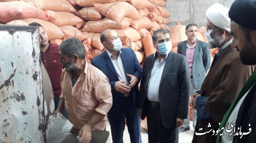 بازدید فرماندار از کارگاه فرآوری بادام زمینی در روستای پس پشته شهرستان مینودشت
