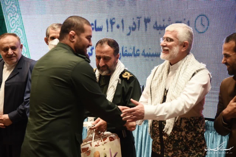 همه باید نسبت به روشنگری خدمات انقلاب اسلامی اقدام کنند
