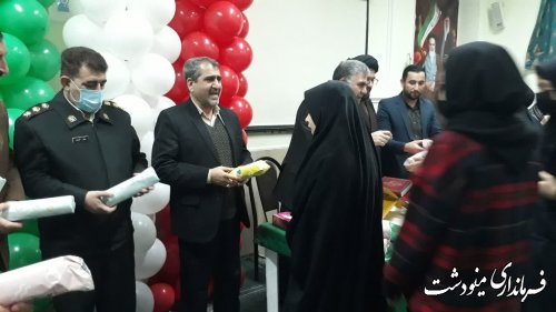 آئین نواختن زنگ انقلاب در اولین روز از دهه فجر توسط فرماندار شهرستان مینودشت