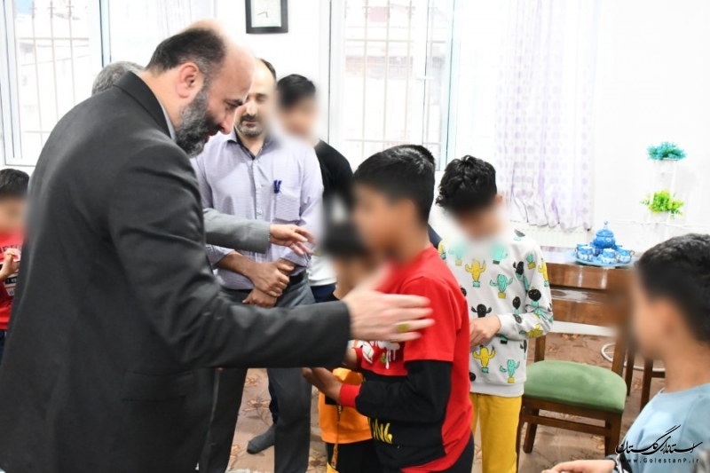 دیدار عیدانه معاون سیاسی امنیتی و اجتماعی استاندار با کودکان بی‌سرپرست در شهرستان مینودشت