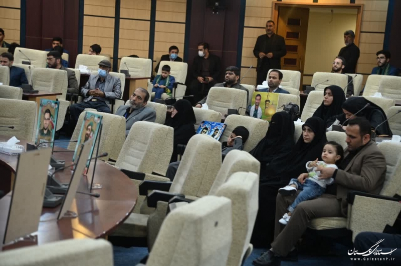خانواده معزز شهدا اسوه و الگو در جامعه هستند 