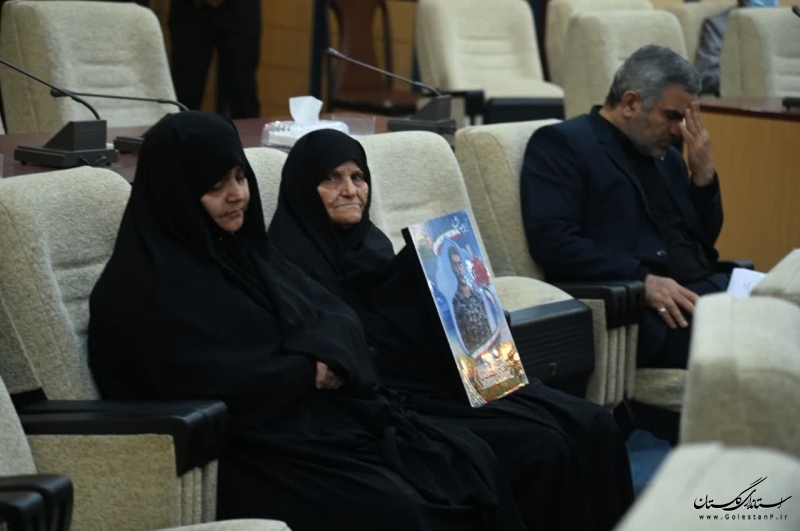 خانواده معزز شهدا اسوه و الگو در جامعه هستند 