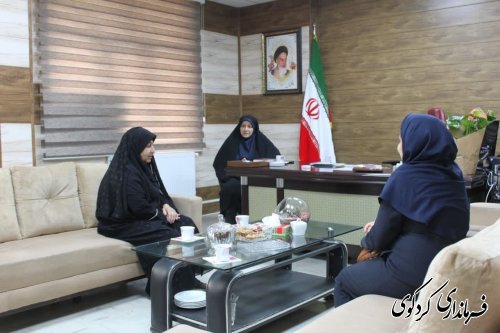در نخستین سه شنبه ملاقات عمومی در اردیبهشت ماه تعدادی از شهروندان با فرماندار دیدار کردند