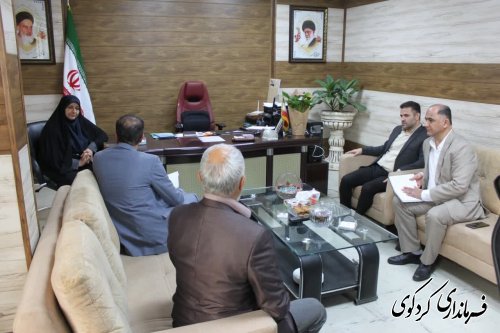 در نخستین سه شنبه ملاقات عمومی در اردیبهشت ماه تعدادی از شهروندان با فرماندار دیدار کردند