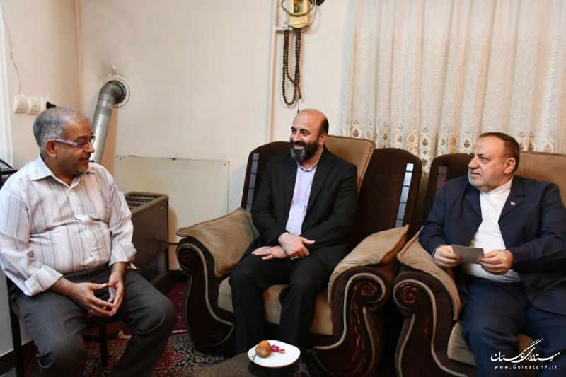 دیدار و قدردانی معاون سیاسی امنیتی و اجتماعی استاندار گلستان از معلم دوران تحصیل خود