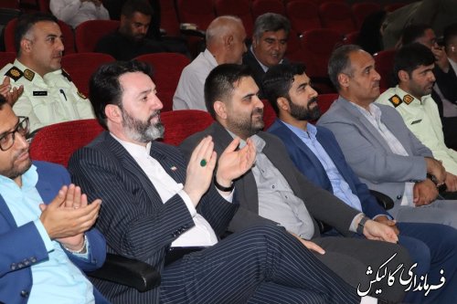 دهیاران و شهرداران در خط مقدم توسعه و پیشرفت شهرستان هستند
