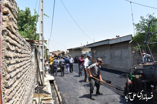 بازدید فرماندار علی آبادکتول از روند عملیات آسفالت معابر روستای مهدی آباد