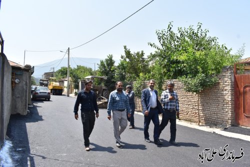 بازدید فرماندار علی آبادکتول از روند عملیات آسفالت معابر روستای مهدی آباد