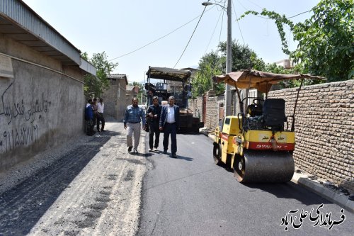 بازدید فرماندار علی آبادکتول از روند عملیات آسفالت معابر روستای مهدی آباد
