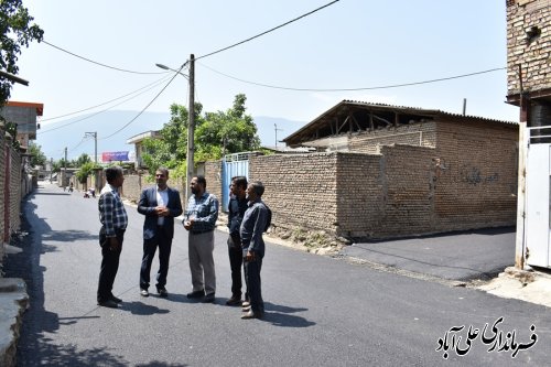 بازدید فرماندار علی آبادکتول از روند عملیات آسفالت معابر روستای مهدی آباد