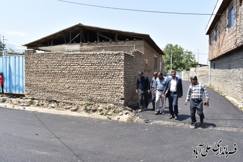 بازدید فرماندار علی آبادکتول از روند عملیات آسفالت معابر روستای مهدی آباد