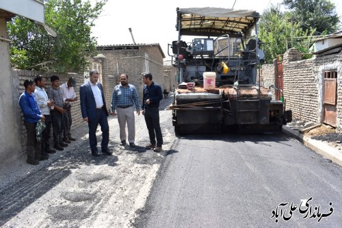 بازدید فرماندار علی آبادکتول از روند عملیات آسفالت معابر روستای مهدی آباد