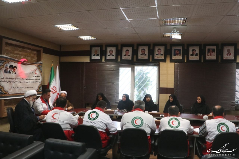 لباس هلال احمر نماد خدمتگزاری است و کار آن رضایت خدا را به دنبال دارد